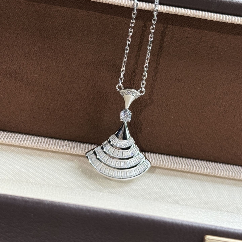 Bv1g*ai necklaces